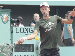 El número dos del mundo, Novak Djokovic se entrena en la cancha central de Roland Garros. AFP  /