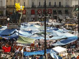 Vista parcial de las carpas levantadas por los acampados en la madrileña Puerta del Sol. EFE  /