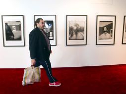 Julian Schnabel pasea por la exposicon que reúne en Polaroids. EFE  /