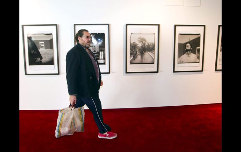 Julian Schnabel pasea por la exposicon que reúne en Polaroids. EFE  /