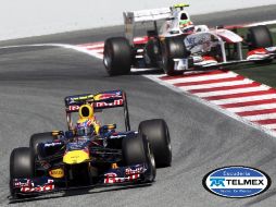 El auto de Pérez (der., al fondo) persigue a Mark Webber de la escudería Red Bull. EFE  /