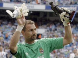 El portero polaco del Real Madrid, Jerzy Dudek, tras recibir un trofeo conmemorativo. EFE  /