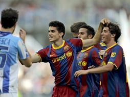 El defensa del Barcelona, Marc Bartra, celebra su gol ante Málaga, junto a sus compañeros. EFE  /