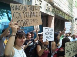 Imagen de la movilización en la embajada de España en la ciudad de México difundida en Twitter por @GadeHerrera. ESPECIAL  /