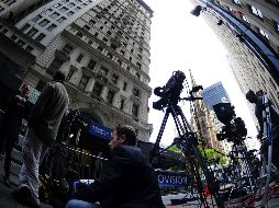 Periodistas a la espera en frente del edificio donde Dominique Strauss-Khan está bajo arresto domiciliario. AFP  /