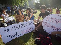 Varios jóvenes permanecen en un campamento instalado en un parque. EFE  /