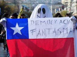 Un manifestante muetsra una bandera en los alrededores del Congreso, en Valparaíso. AFP  /