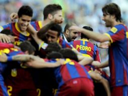 Josep Guardiola aprovecha un festejo de su equipo para indicar instrucciones al delantero Pedro Rodríguez. EFE  /