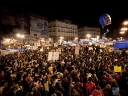 Aspecto que presenta esta noche la Puerta del Sol de Madrid, que congregó durante todo el día a más de 20 mil personas. EFE  /