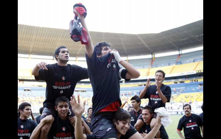 Los jugadores del Atlas Sub-17 festejan el título luego de vencer a Chivas en la final de la Sub-17. E.PACHECO  /