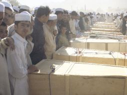 Familiares de las víctimas despiden a sus seres queridos, en Peshawar. EFE  /