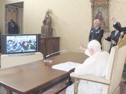 El Pontífice saluda a los tripulates vía satélite. EFE  /