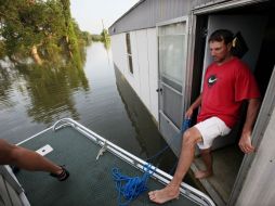 Un hombre abandona su hogar luego de las inundaciones por el Río Mississippi. AFP  /