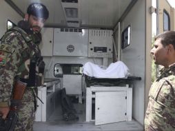 Soldados permanecen junto a una ambulancia en cuyo interior se encuentra una de las víctimas del atentado. EFE  /