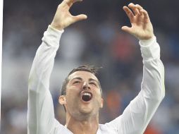 Ronaldo festeja su segundo gol al Almería, ayer en el ''Bernabéu''. AP  /
