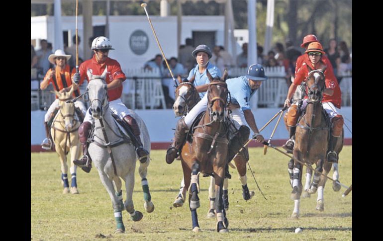 El equipo de Flosol Motors (de azul) dejó en el camino a Nextel (rojo). S. NÚÑEZ  /