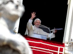 El papa Benedicto XVI saluda desde su balcón en la Plaza de San Pedro del Vaticano. EFE  /