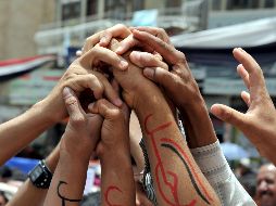 Protestantes yemeníes juntan sus manos durante una manifestación en la que se demanda la salida de Ali Abdullah Saleh. EFE  /