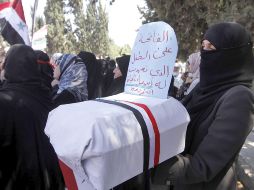Mujeres sirias residentes en Jordania portan un ataúd falso durante una protesta contra el régimen de Bashar Al- Asad. EFE  /