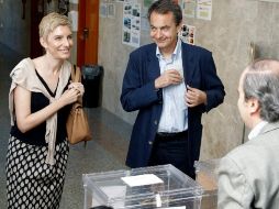 El presidente José Luis Rodríguez Zapatero, y su esposa, Sonsoles Espinosa, en el colegio madrileño Nuestra Señora del Buen Consejo.EFE  /