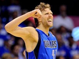 Dirk Nowitzki encesta 18 puntos y guía a los Mavericks a conseguir la victoria. EFE  /