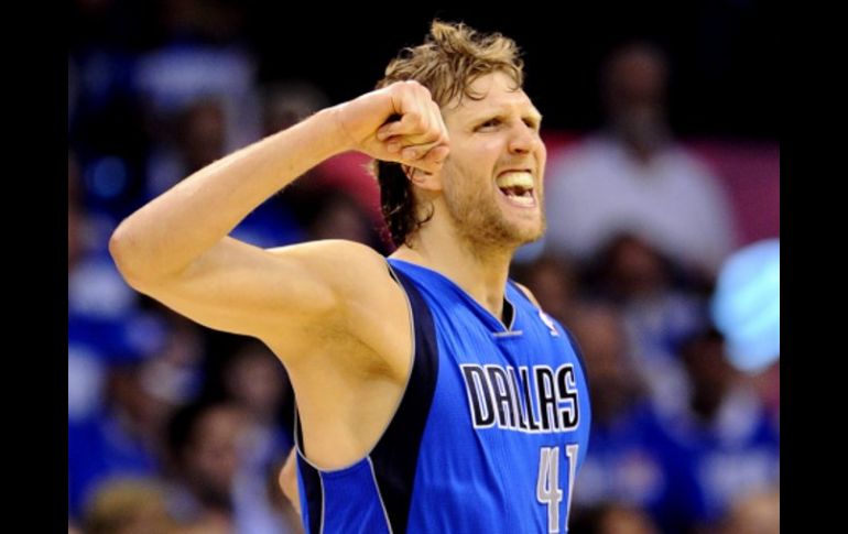 Dirk Nowitzki encesta 18 puntos y guía a los Mavericks a conseguir la victoria. EFE  /