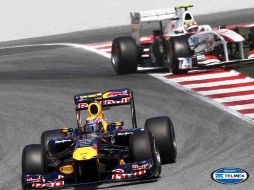 Webber por delante del auto de 'Checo', durante el Circuito de Cataluña. EFE  /