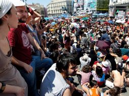 Miles de personas continúan concentradas en la madrileña Puerta del Sol en protesta a la situación de desempleo en España. EFE  /