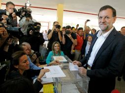 El líder del PP, Mariano Rajoy, a su llegada al colegio madrileño Bernadette de Aravaca. EFE  /