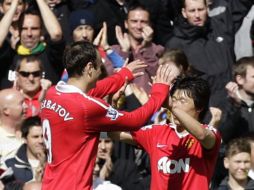 Berbatov y Park festejando la primera anotación del conjunto dirigido por Alex Ferguson. AFP  /