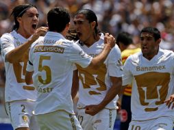 Francisco Palencia festeja con sus compañeros el gol que abriera el marcador del partido. AP  /