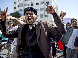 Jóvenes del Movimiento 20 de Febrero y grupos islamistas inician la manifestación convocada hoy en el centro de Rabat. EFE  /