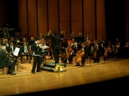 En el Teatro, personas disfrutaron del concierto para violín y orquesta, de Behzad Ranjbaran. M. TORRES  /