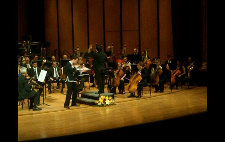 En el Teatro, personas disfrutaron del concierto para violín y orquesta, de Behzad Ranjbaran. M. TORRES  /