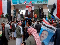Seguidores del presidente Saleh, se congregan frente al lugar donde se celebra el congreso del Partido del Congreso, en Saná. EFE  /