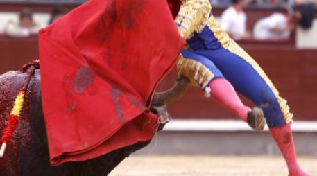 Garibay se enfrentó con valor al descastado rival, que le propinó tremenda cornada en la cara lateral del muslo derecho. EFE  /