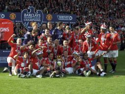 Los jugadores del Manchester United celebran su victoria en la Premier League, al final del partido ante Blackpool. EFE  /