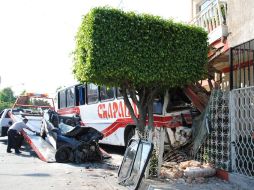 El camión se estrelló en una casa y el compacto quedó a un lado destrozado. O. RUVALCABA  /