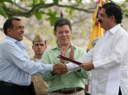 El presidente de Honduras Porfirio Lobo (i) saluda al ex gobernante de Honduras, Manuel Zelaya (d). AFP  /