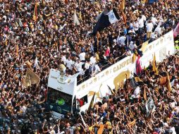 Miles de seguidores festejan con los jugadores de Pumas, a su paso por la avenida Reforma. EFE  /