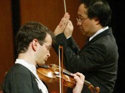 El solista William Harvey y el director Toshiyuki Shimada compartieron escenario en el Teatro Degollado.A. HINOJOSA  /