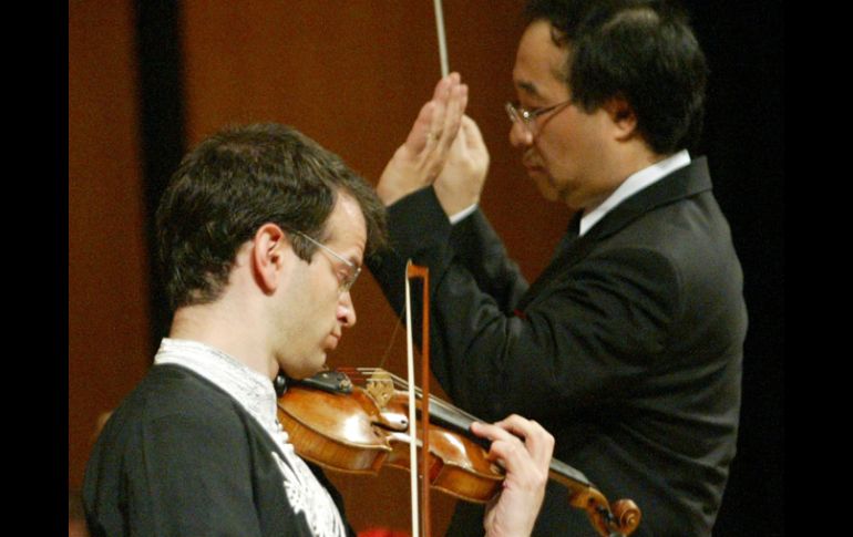 El solista William Harvey y el director Toshiyuki Shimada compartieron escenario en el Teatro Degollado.A. HINOJOSA  /