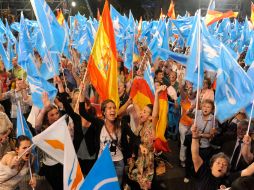 Seguidores del Partido Popular celebran el triunfo del partido en las elecciones locales en España. AFP  /