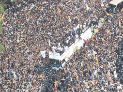 El autobús que transportó al equipo por Paseo de la Reforma fue casi detenido por los miles de aficionados. MEXSPORT  /