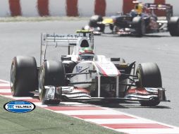 Sergio Pérez arrancó en el lugar 12, pero su habilidad le dio para meterse al cuadro de los primeros diez. ESPECIAL  /