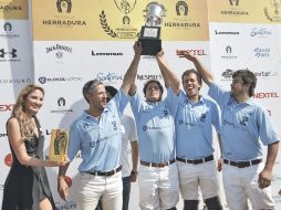 El equipo Flosol levanta la Copa Tequila Herradura, que los acredita como los nuevos campeones. S. NÚÑEZ  /