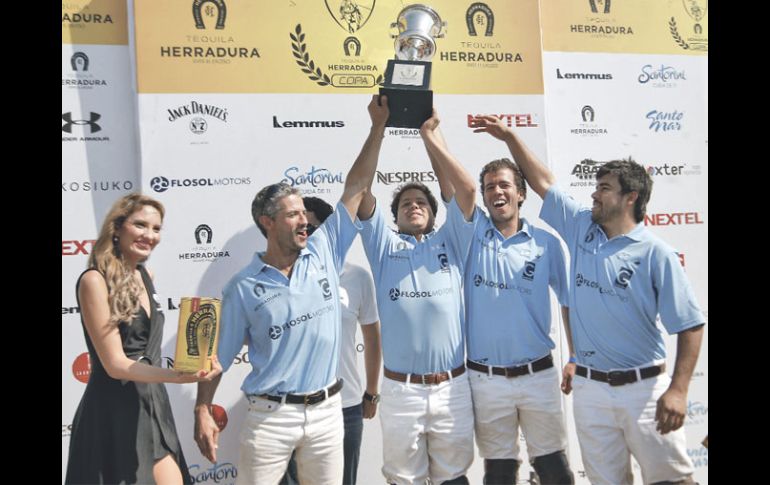 El equipo Flosol levanta la Copa Tequila Herradura, que los acredita como los nuevos campeones. S. NÚÑEZ  /