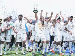 Francisco Palencia (17) levanta el trofeo de campeón y grita el ''goya'' en el festejo universitario en CU. MEXSPORT  /