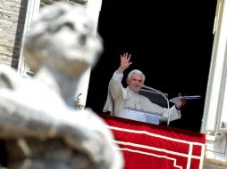 El pontífice saluda a los fieles desde el balcón en la Plaza de San Pedro. EFE  /