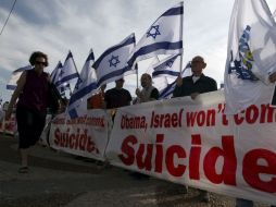 Israelíes protestan contra el mandatario estadounidense  frente a la embajada de Estados Unidos. EFE  /